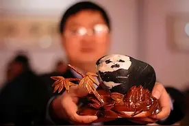 03年青岛大哥捡到熊猫奇石，有人出价百万也不卖，专家估值1亿图片