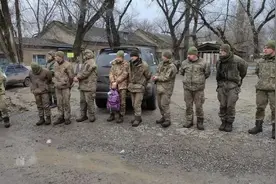 大丑闻！乌克兰士兵开枪射击俄军战俘，如此不讲武德后果很严重图片