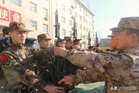 老兵这样“亮相”，惊艳新兵“观摩团”图片