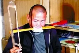 河北农民郑艳良自锯病腿，没钱治病是现实，内心深藏是对妻子的爱图片