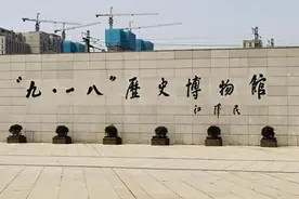 抗日纪念碑被水泥覆盖，伟人雕像被污损，是时候向敌人亮剑了图片