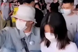 檀健次机场挥人手机，动作凶狠惹争议，又是明星和代拍起冲突？图片