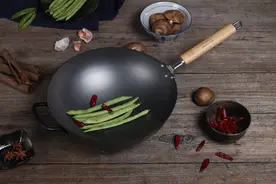 家里炒菜选铁锅、不粘锅还是不锈钢锅，看完它们区别就明白了图片