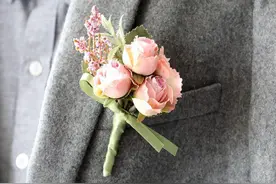 结婚胸花佩戴位置在哪边 这些讲究你知道吗图片