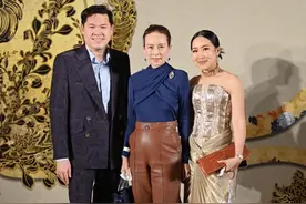 泰国华裔富婆拎95万爱马仕包亮相，挂脖装展香艳美背，淡妆见公主图片