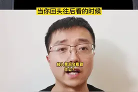 如果一个人掉入黑洞会怎么样？会看到什么？#科普 @抖音青少年 视频封面