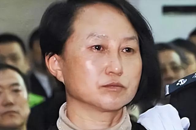 陕西"房姐"龚爱爱落马：北京41套房，4个身份证，帅哥司机骗走2亿