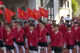 整齐的方队，响亮的口号，这所学校的运动会开幕啦！图片