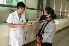 2017年女孩欠5万多医疗费出院，医院却只字未提，3年后女孩来还钱图片