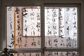 西安美院硕士宅宿舍抗疫，在玻璃窗上写《书谱》......图片