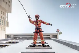 厉害了！消防员绳索攀爬如同飞人图片