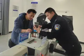 跨国服务！民警为海外游子异地换证图片