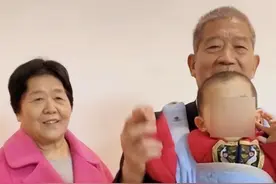 2019年67岁奶奶自然受孕产女：小兄姐40余岁，被爸妈抱着带货直播图片