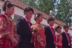 山东三胞胎分数连号同上211高校，10年后同日成婚，父母喜极而泣图片