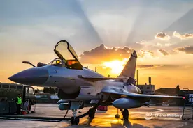 巴铁宣布到货了，6架歼10C抵达首都，剩余19架多久才能交付完毕？图片