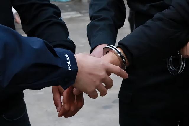 辽宁女子接连存钱4年，2018年慌张报警：我存的1310万被银行吞了