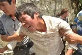 新婚丈夫牺牲，为撑起家妻子嫁给大伯哥，30年后祭拜爱人失声痛哭图片