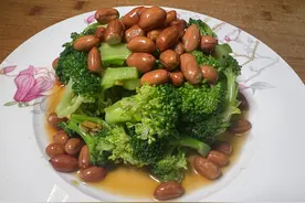 饭店18元一份的凉拌西兰花，颜色翠绿不变色，清淡爽口开胃解腻图片