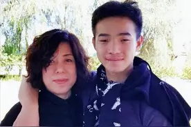 1995年女子捡到聋哑弃婴，离婚卖房将他培养出名后，生母来夺子图片