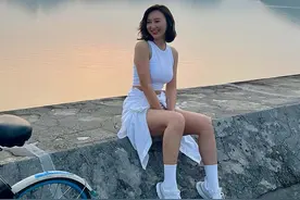 35岁港姐高海宁大秀身材！穿超短裤湖边骑单车，细腰长腿太吸睛图片