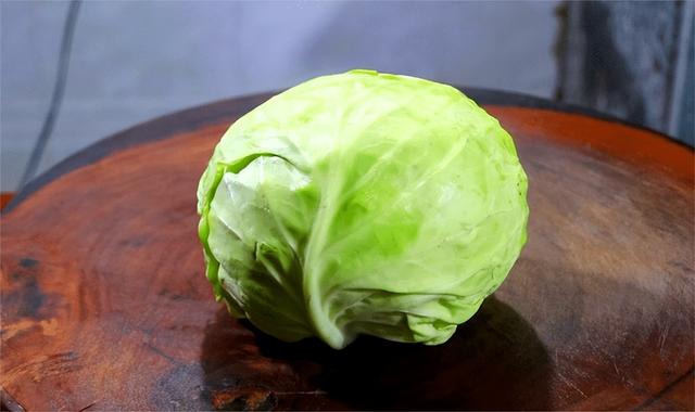 原来炒包菜也有窍门，加一种调料，简单一炒，比大鱼大肉都好吃