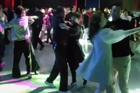 女人为什么喜欢和男人跳交谊舞呢图片