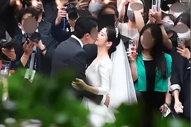 张娜拉婚礼现场曝光，穿婚纱跳舞与新郎甜蜜接吻，郑容和唱歌助兴图片