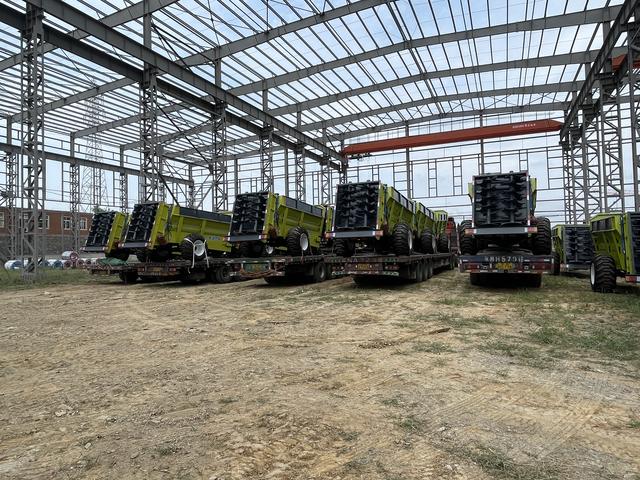 雨林有机肥施肥设备 大型撒肥机 动物粪肥还田再利用与解决方法