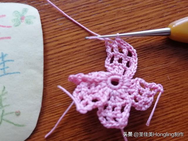 钩织了好几朵高颜值糖果色的可爱立体镂空花花,这是图文教程哦