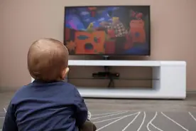 从小看电视和不看电视的孩子，不用7年，这7个方面差距越来越大图片