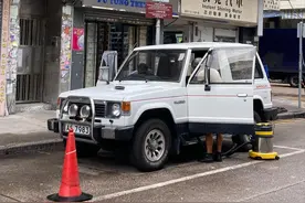 香港街拍：在洗车的双门三菱越野车，标识为帕杰罗，车龄36年图片