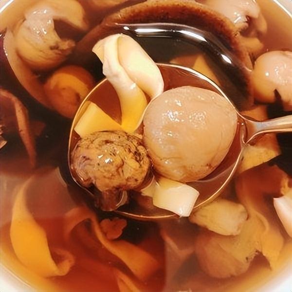 花胶红菇排骨汤 红菇花胶炖鸡汤的功效