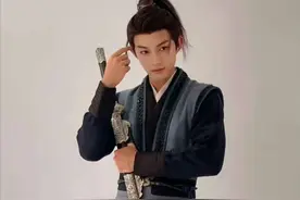 热搜第一！青岛籍男演员退圈回老家赶集摆摊，曾参演《且试天下》《一念关山》图片