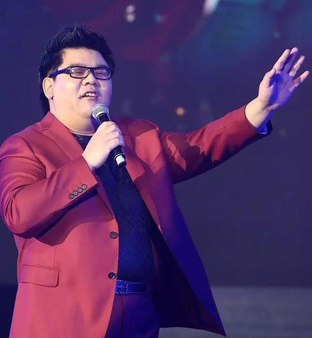 盲人歌手杨光:爆红后因"目中无人"被雪藏,如今娶美妻生儿子