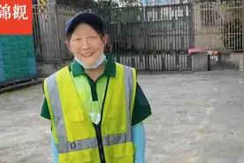 攒了一年的废旧水瓶送给环卫婆婆 为“蓝朋友”的温暖善举点赞图片