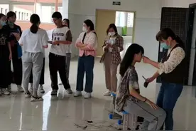 为学生义务剪发，漯河4位教师化身“托尼老师”图片