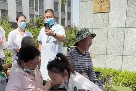 草帽姐跪地为老人演唱，身旁多人掩面痛哭，行为夸张被批太做作图片