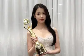 IU手捧青龙奖杯晒照 发文感谢粉丝支持图片