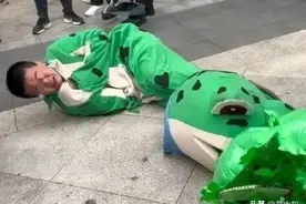 遂宁一男孩在广场卖蛙，却遭遇保安驱逐，并按在地上打，令人心酸图片