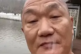 著名歌手谢东晒冬泳照！与相声大师侯宝林真是太像了图片
