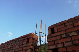 东邻建房高出他家1米，他要动粗，妻子按住说，东邻会后悔的图片