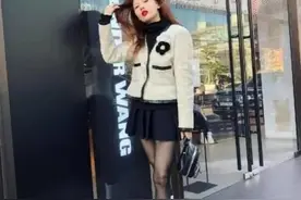 金泫雅再现“死亡穿搭”，白袜搭黑丝袜意外和谐，看不懂的时尚图片