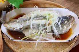 蒸鲈鱼有讲究，教你几个窍门，鲜嫩不腥味道香，多做给孩子吃图片