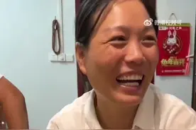 妈妈收到女儿的金戒指红了眼眶 是暑期打工自己挣钱买的图片