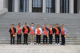 盲人雷治民勇救落水儿童获称赞图片