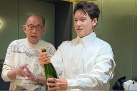 关智斌庆生，44岁又帅又成功，老板杨受成送大红包漂亮师妹亲吻他图片