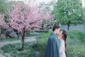 窦骁陈都灵额头吻花絮曝光，通告单流出，原来删减这么多撒糖场面图片