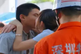 一吻救人刘文秀：四川16岁男孩极端跳天桥，她深情一吻救陌生男孩图片