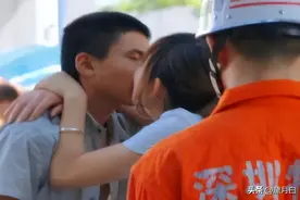一吻救人刘文秀：四川16岁男孩极端跳天桥，她深情一吻救陌生男孩图片