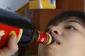 2007年，湖南女孩号称千杯不醉，喝酒如喝水，医生检查发现端倪图片
